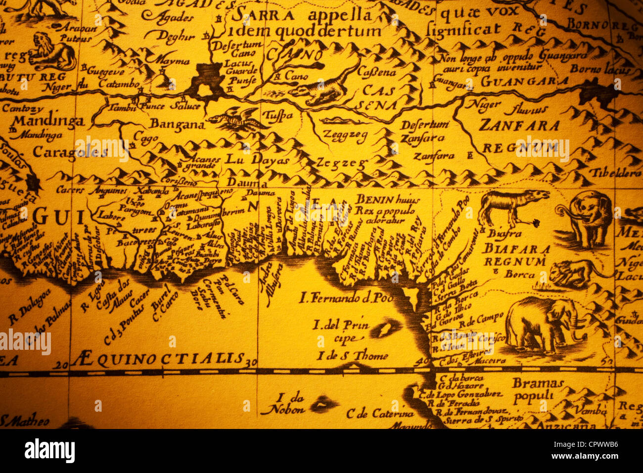 Ancienne carte de l'Afrique qui comprend les dessins des animaux qui y vivent. La carte est de 1640 et est en dehors du droit d'auteur. Banque D'Images