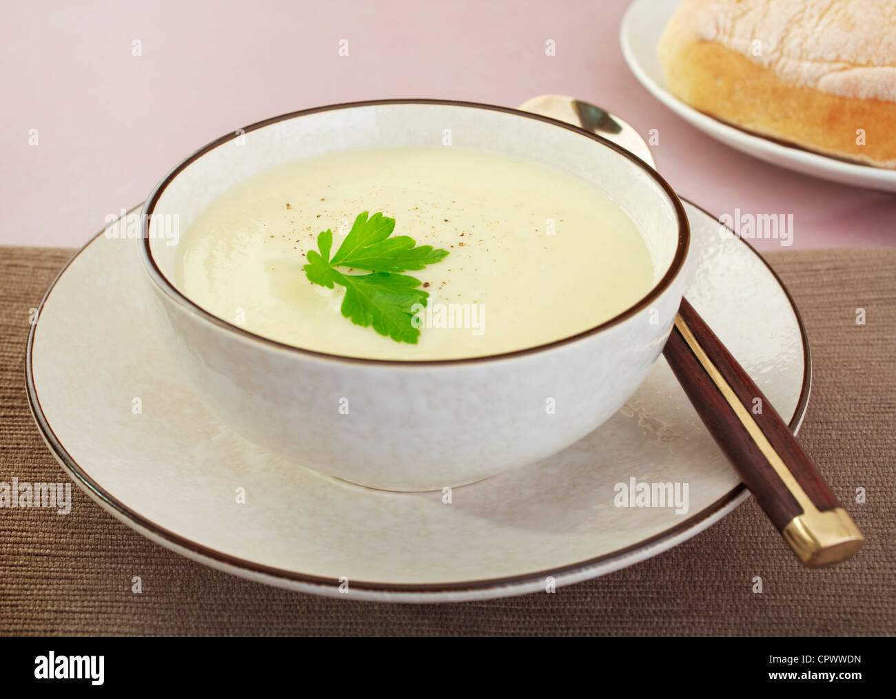 Un bol de soupe de chou-fleur crémeux avec du pain. Banque D'Images Un bol de soupe de chou-fleur crémeux avec du pain. Banque D'Images
