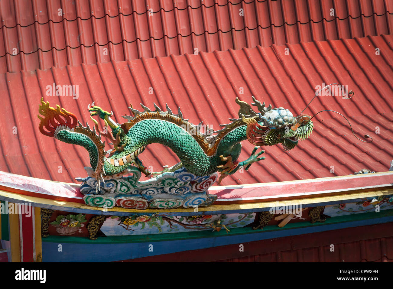 Dragon chinois détail statue de toit Banque D'Images
