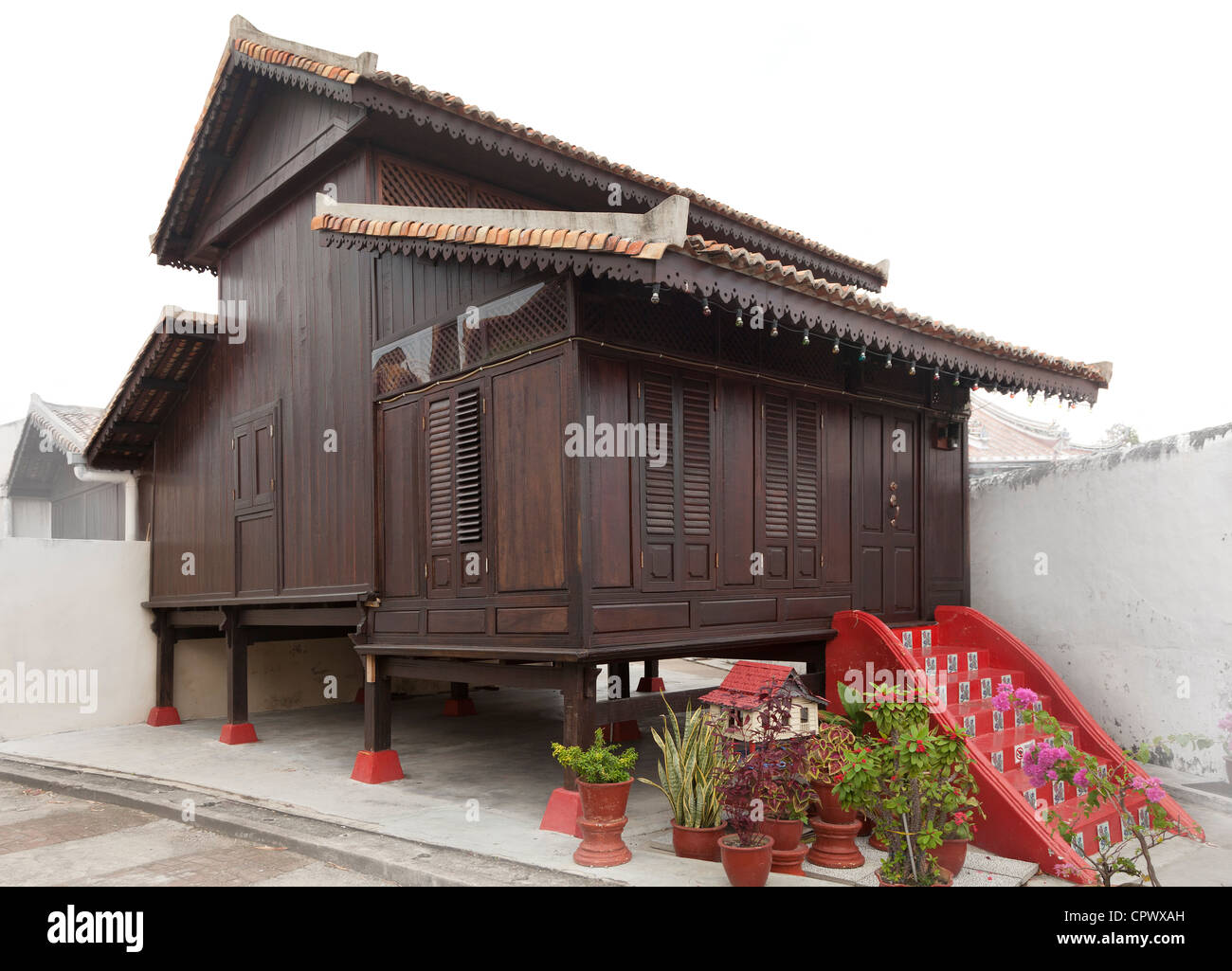 Maison traditionnelle en bois sur pilotis de teck, Melaka, Malaisie Banque D'Images