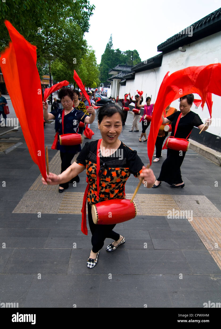 Un groupe de femmes chinoises à un exercice Drum Beat traditionnel près du temple Guiyuan à Wuhan. Banque D'Images