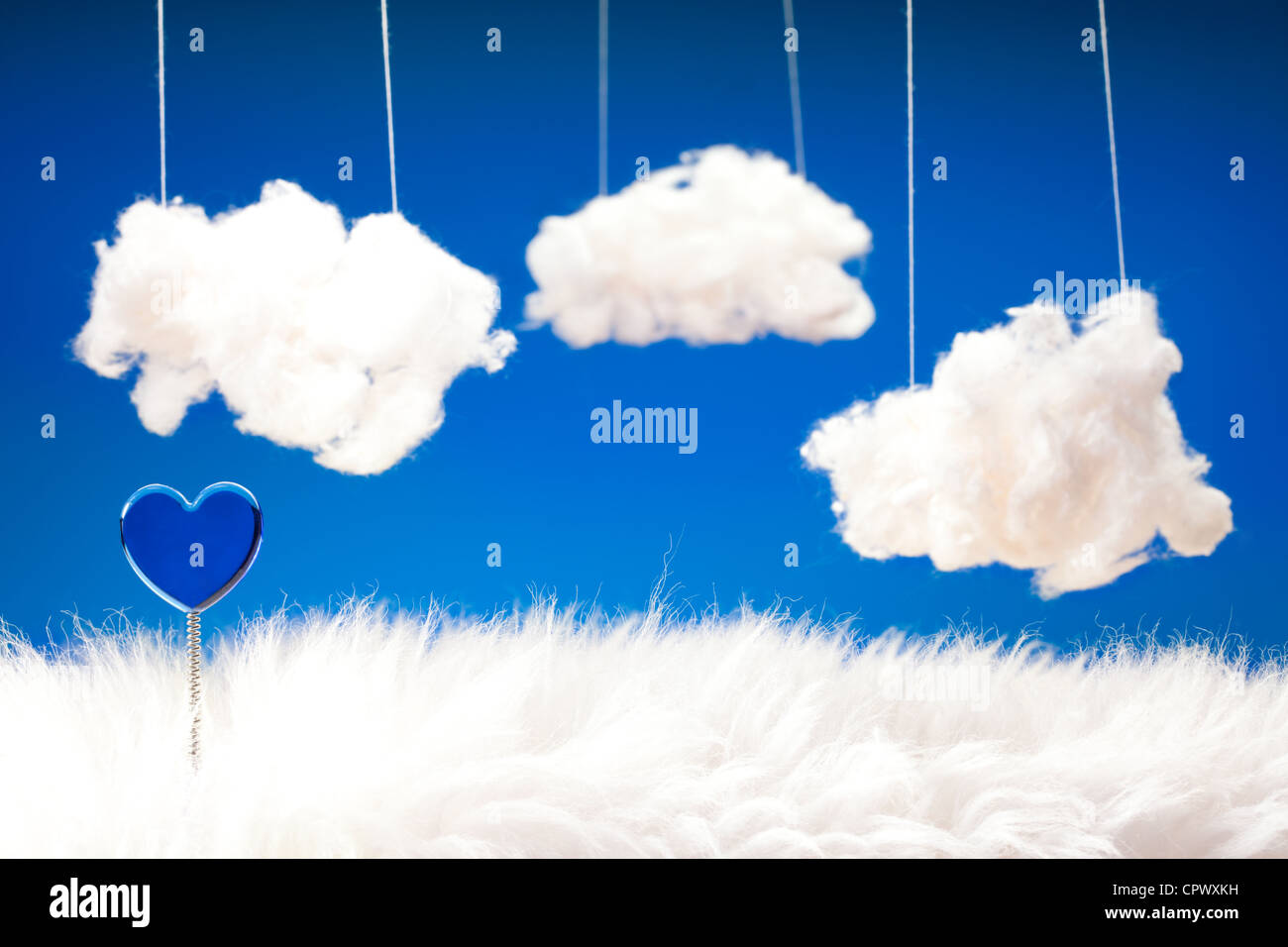 Adorable et rêves - thème en bleu au coeur de printemps, de fourrure et de nuages d'ouate Banque D'Images