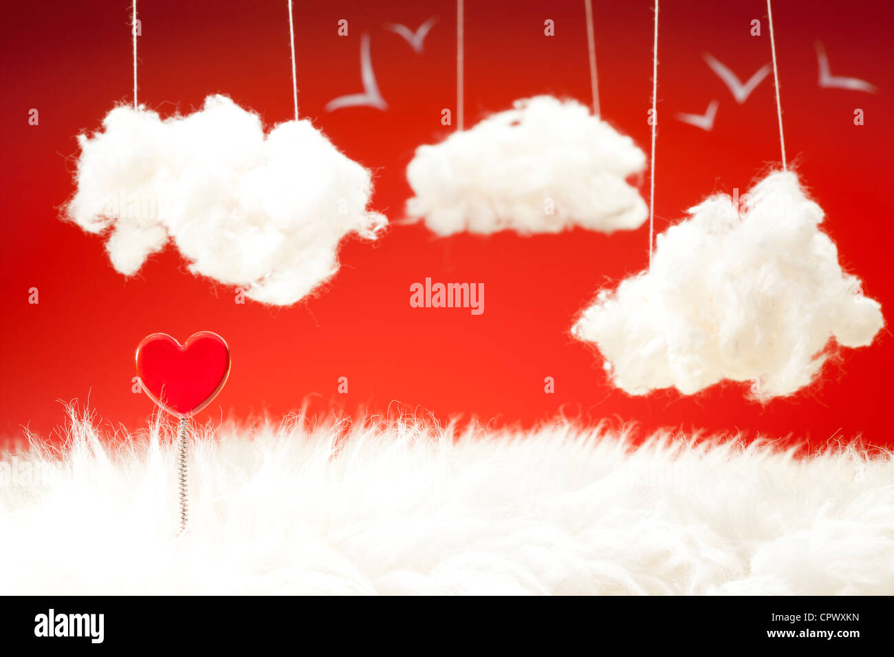 Thème de la journée de la Saint-Valentin avec cœur rouge sur un ressort nuages d'ouate Banque D'Images
