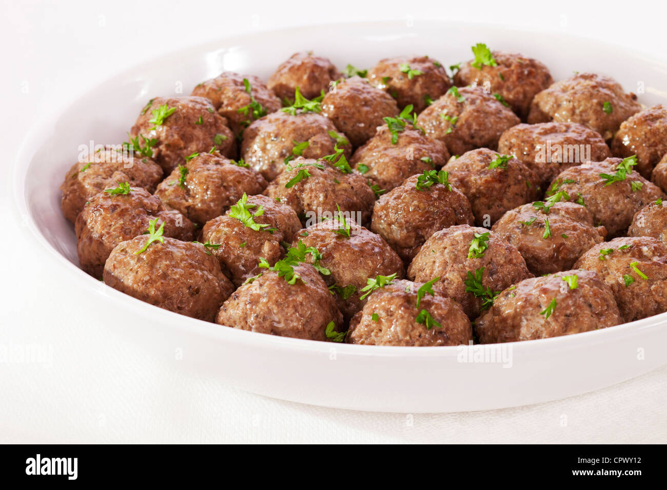 Les boulettes de viande dans un plat de service avec le persil. Banque D'Images