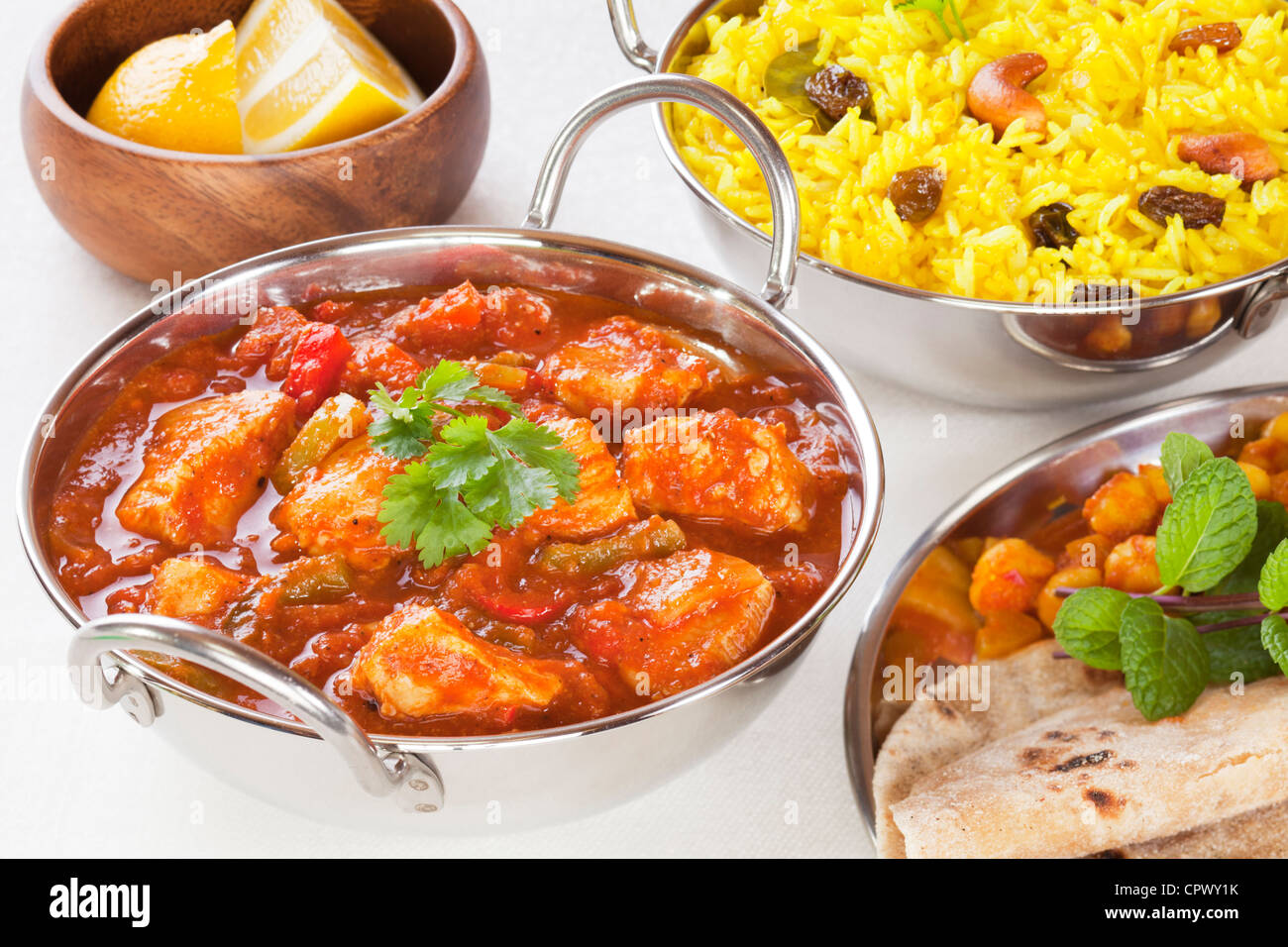 Chicken Jalfrezi avec riz pillau et chantais. Banque D'Images