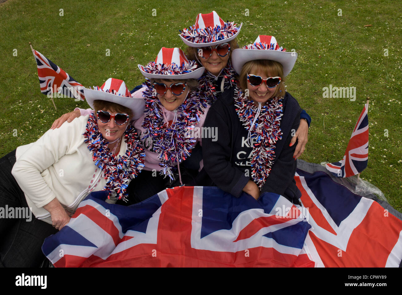 Les monarchistes célébrer leur Jubilé de diamant de semaines avant les Jeux Olympiques à Londres. Le Royaume-Uni bénéficie d'engrenages un week-end et l'été de ferveur patriotique comme monarque célèbre ses 60 ans sur le trône. En Grande-Bretagne, drapeaux et banderoles à l'Union Jack ornent les villes et villages. Banque D'Images