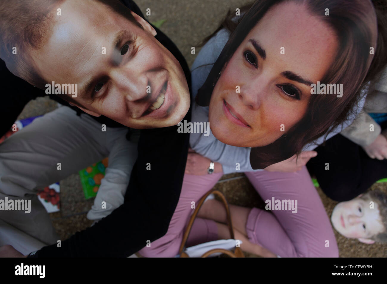 Les monarchistes dans William et Kate célèbrent leurs masques de la Queen's Diamond Jubilee semaines avant les Jeux Olympiques à Londres. Le Royaume-Uni bénéficie d'engrenages un week-end et l'été de ferveur patriotique comme monarque célèbre ses 60 ans sur le trône. En Grande-Bretagne, drapeaux et banderoles à l'Union Jack ornent les villes. Banque D'Images