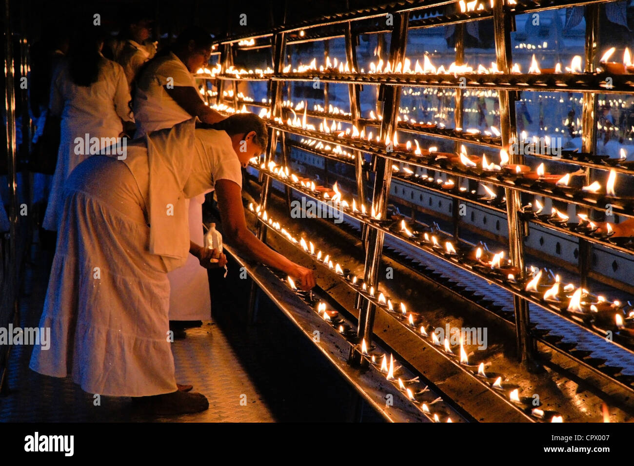Bougies d'éclairage au Temple de la Dent sacrée (Dalada Maligawa), Kandy, Sri Lanka Banque D'Images