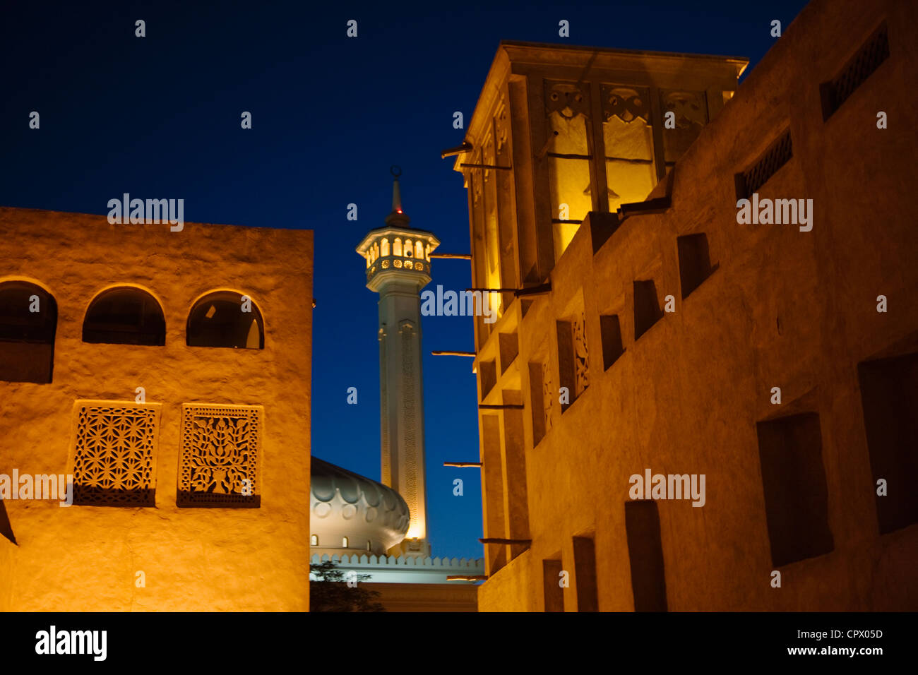 Vue de nuit vent traditionnelles maisons de quartier Bastakia, vieille ville, DUBAÏ, ÉMIRATS ARABES UNIS Banque D'Images