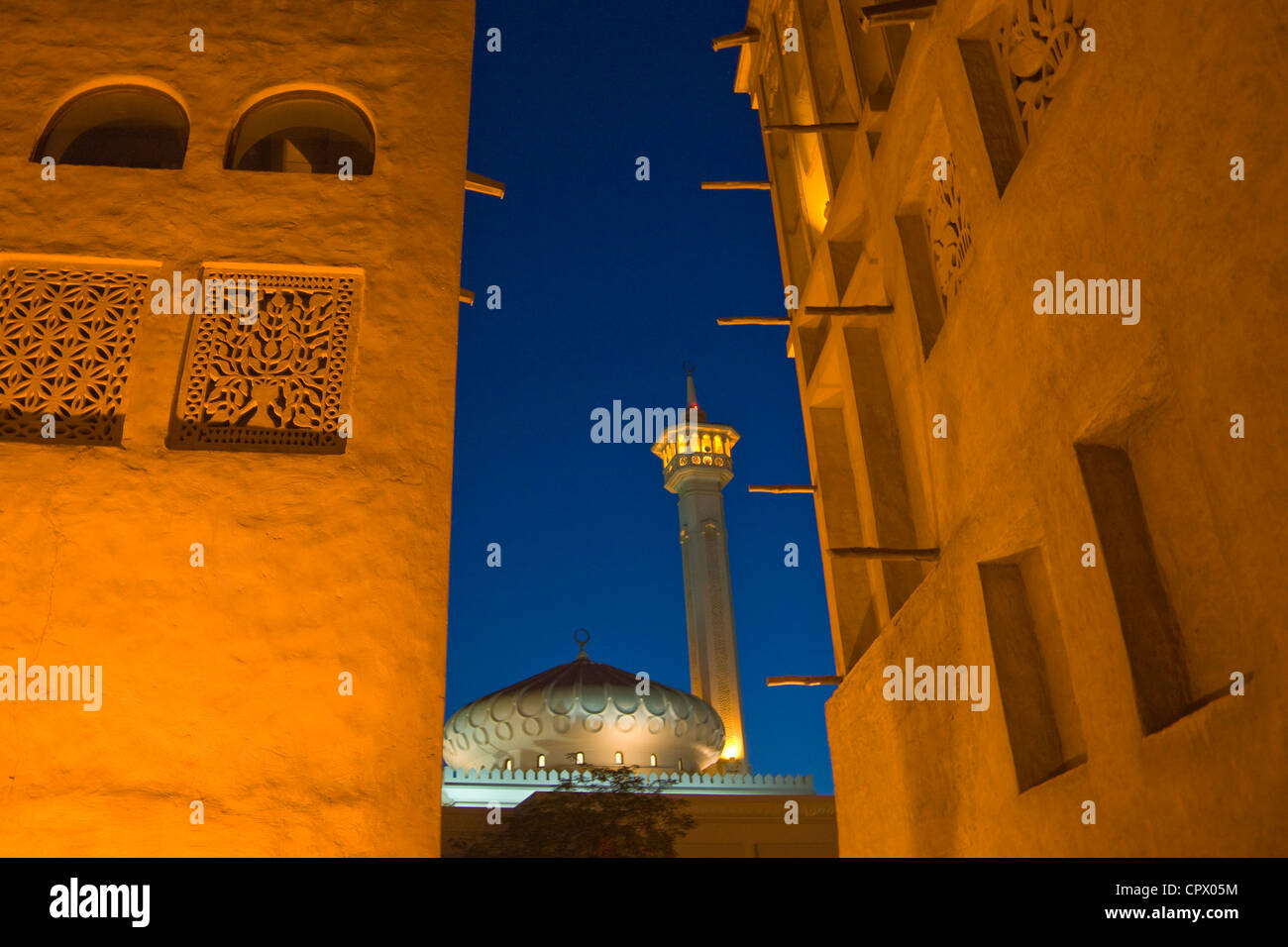 Vue de nuit vent traditionnelles maisons et mosquée de Bastakia Quarter, vieille ville, Dubaï, Émirats Arabes Unis Banque D'Images