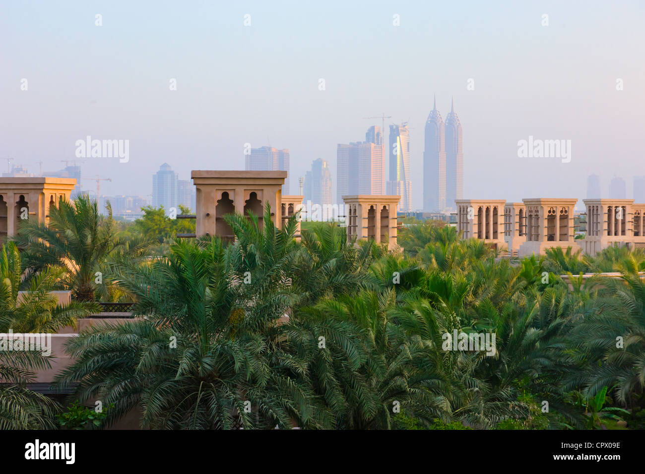 Vent traditionnelles maisons aux tours modernes dans la distance, Dubaï, Émirats Arabes Unis Banque D'Images