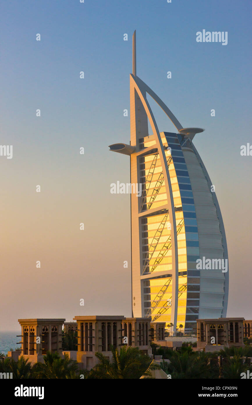Hôtel Burj Al Arab avec vent traditionnelles maisons, DUBAÏ, ÉMIRATS ARABES UNIS Banque D'Images