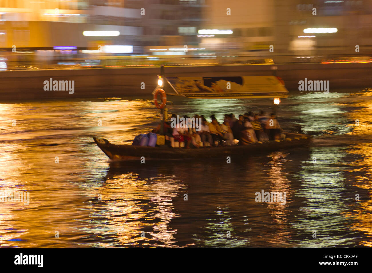 Vue de la nuit de ferry sur le Khor Dubaï (Dubai Creek), DUBAÏ, ÉMIRATS ARABES UNIS Banque D'Images