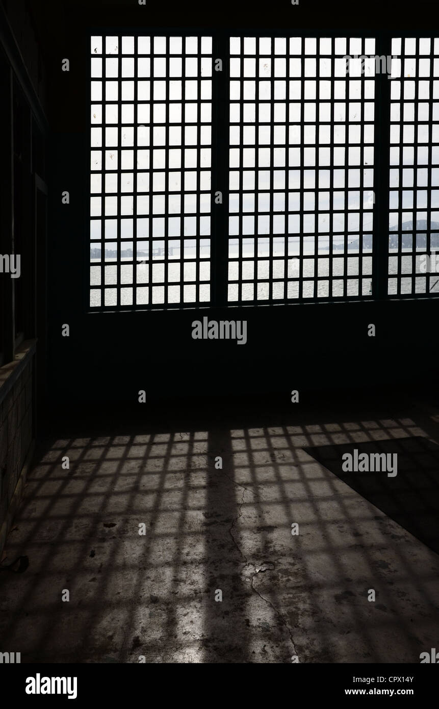 Alcatraz, à l'intérieur du bâtiment industries, la lumière et l'ombre d'une fenêtre Banque D'Images