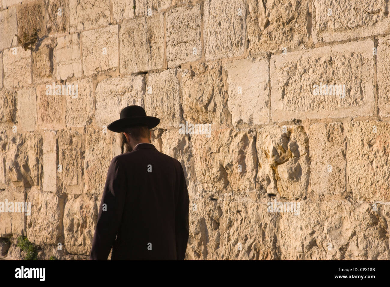 Juif orthodoxe avec l'ancienne citadelle, Jérusalem, Israël Banque D'Images