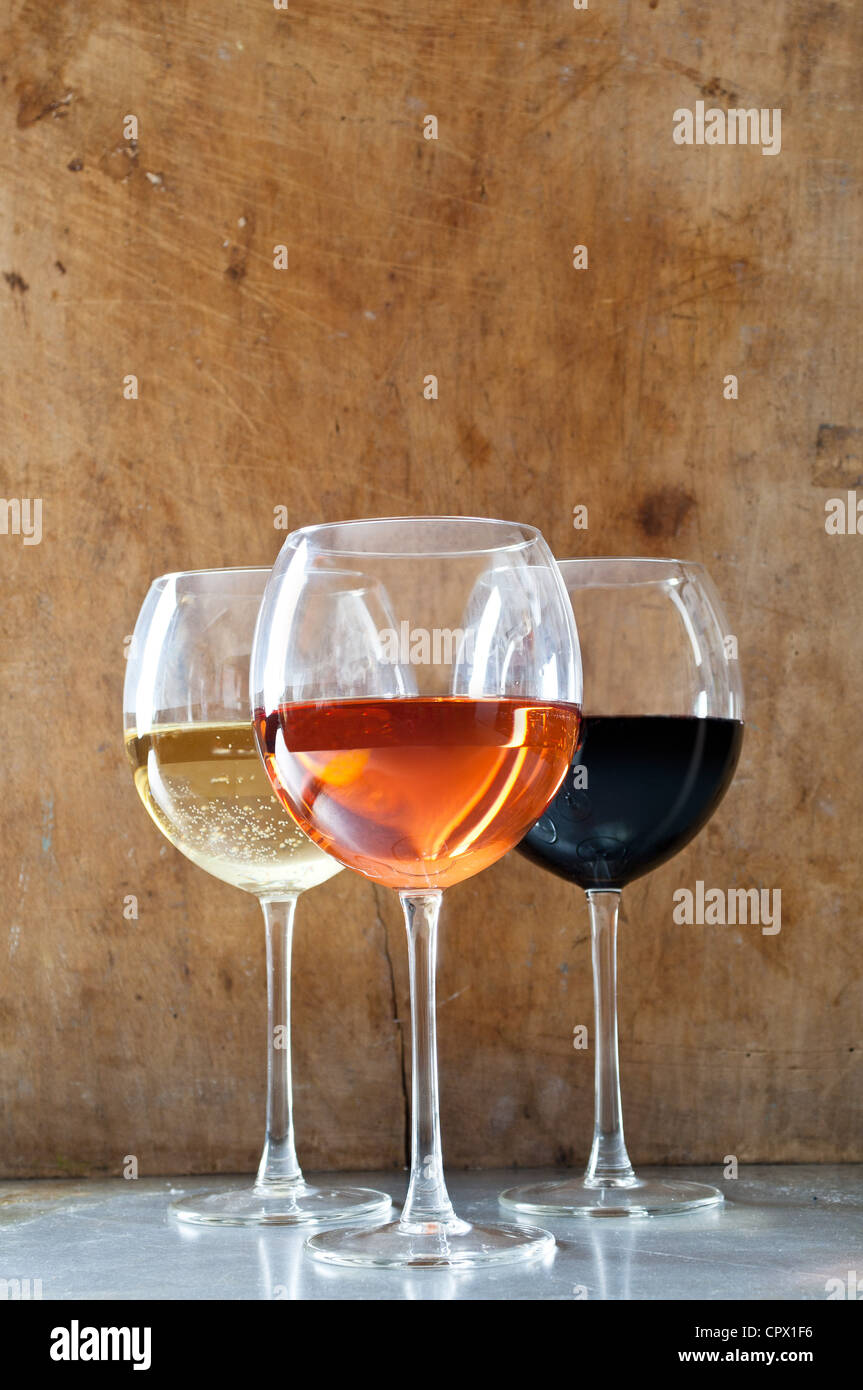 Rose, blanc et rouge dans les verres Banque D'Images