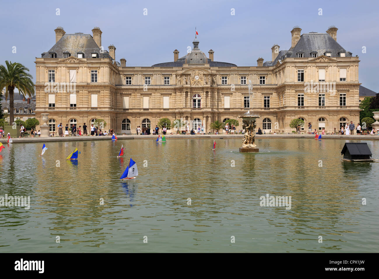 Les Jardins du Luxembourg, Paris. Bateaux à voile modèle sur le Grand Bassin avec le Palais du Luxembourg, le Sénat aujourd'hui, dans l'arrière-plan Banque D'Images