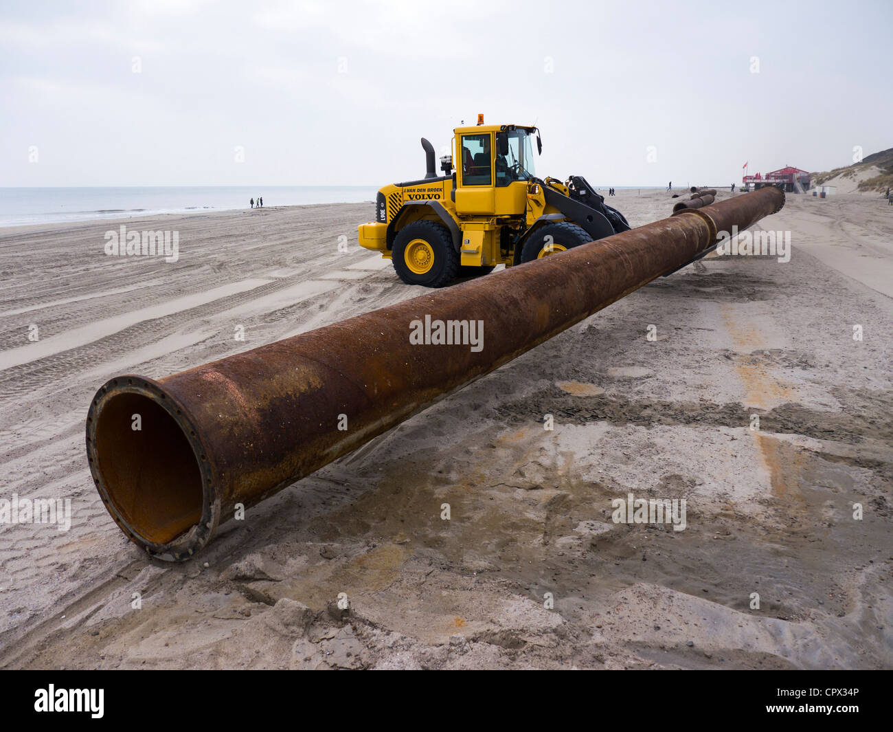/ Le tube du tuyau se déplace d'une drague hydraulique pour le remplissage de sable sur une plage de la mer du Nord (pour empêcher l'érosion côtière) Banque D'Images