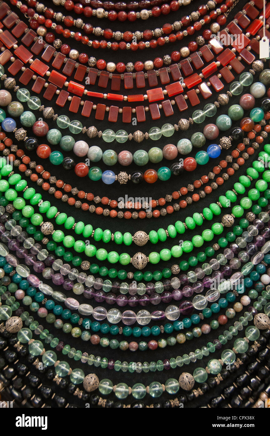 Colliers de perles à vendre à Istanbul, dans le bazar couvert Banque D'Images