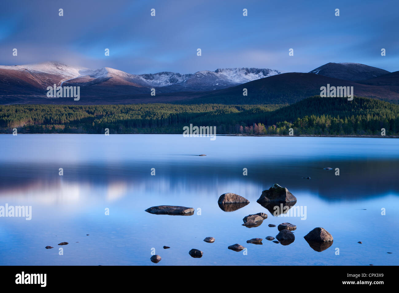 Le Loch Morlich & les montagnes de Cairngorm, le Parc National de Cairngorms, Badenoch et Strathspey, Ecosse Banque D'Images