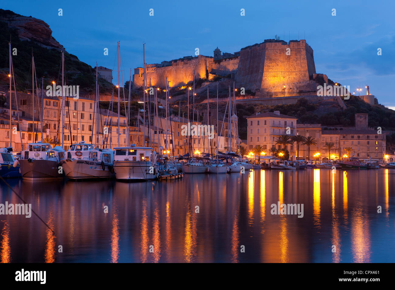 Le port et la Citadelle de Bonifacio, nuit, Corse, France Banque D'Images