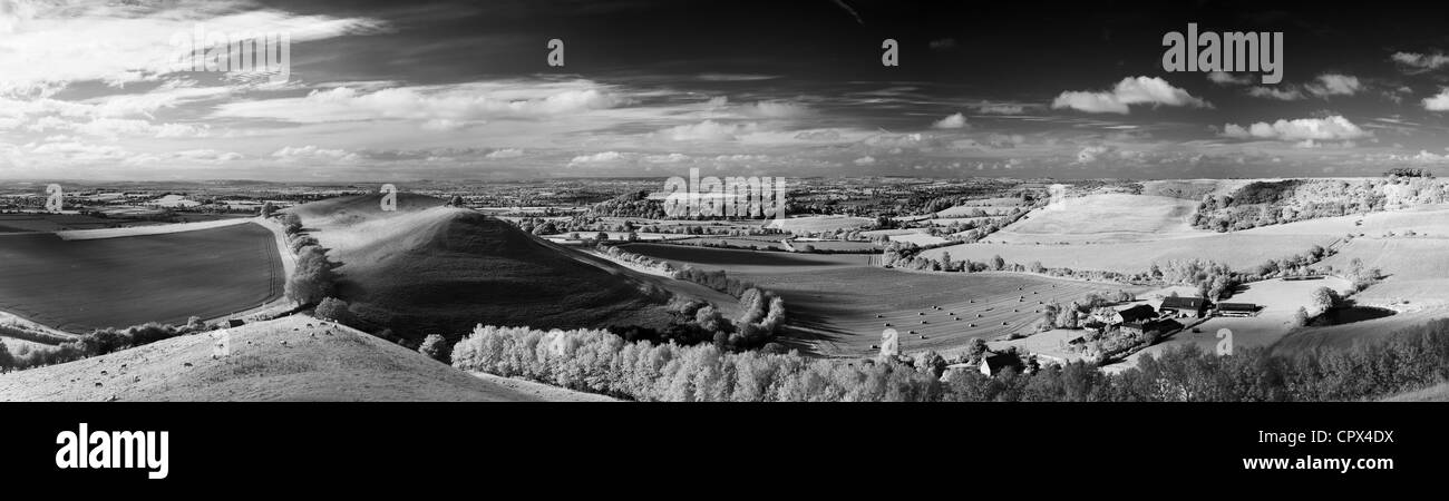 Hill & Parrock Cadbury Castle avec Tor de Glastonbury dans la distance, à partir de la colline de Corton, Somerset, England, UK Banque D'Images Hill & Parrock Cadbury Castle avec Tor de Glastonbury dans la distance, à partir de la colline de Corton, Somerset, England, UK Banque D'Images