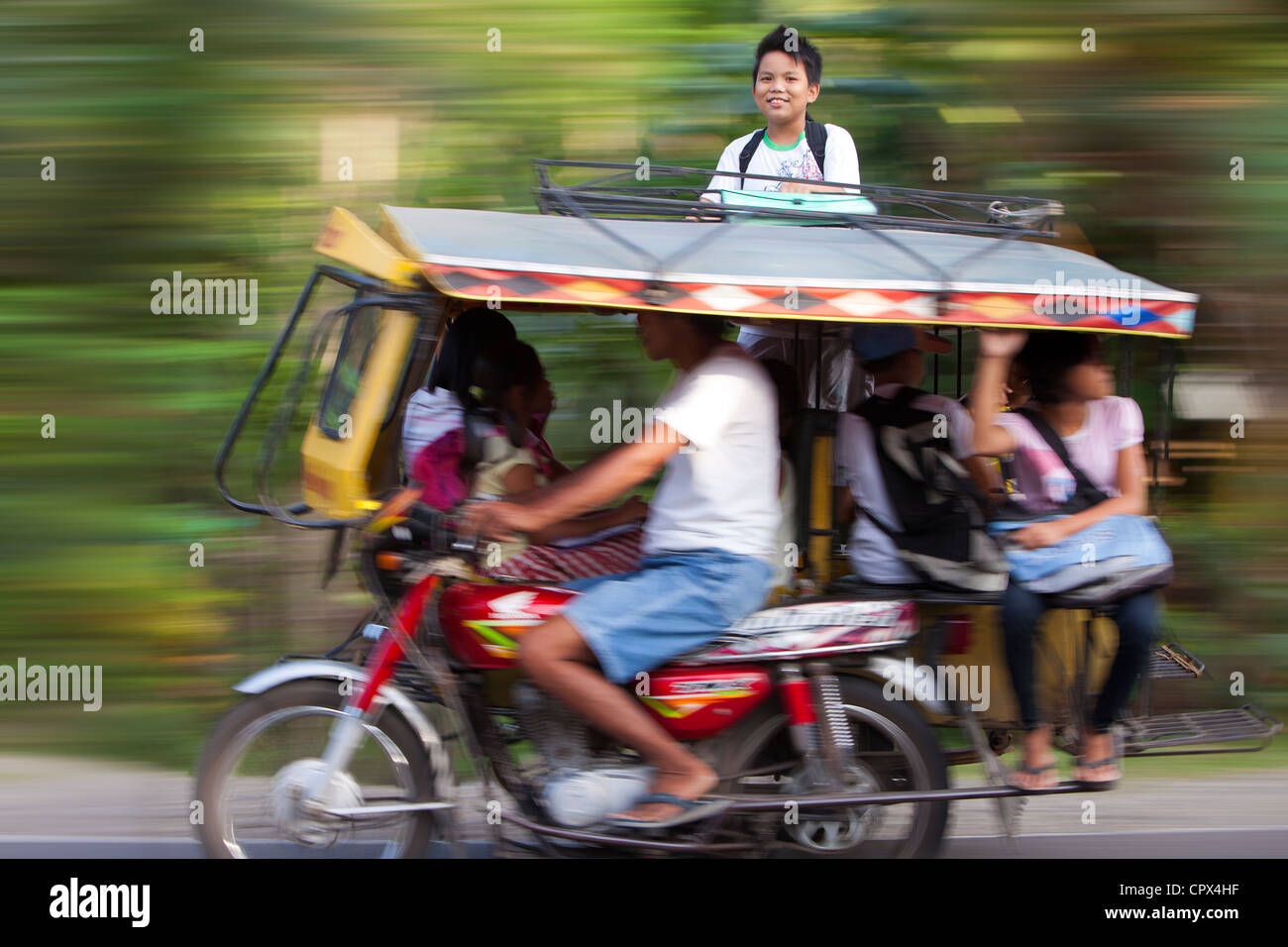 Un tricycle surchargé, Negros, les Visayas, Philippines Banque D'Images