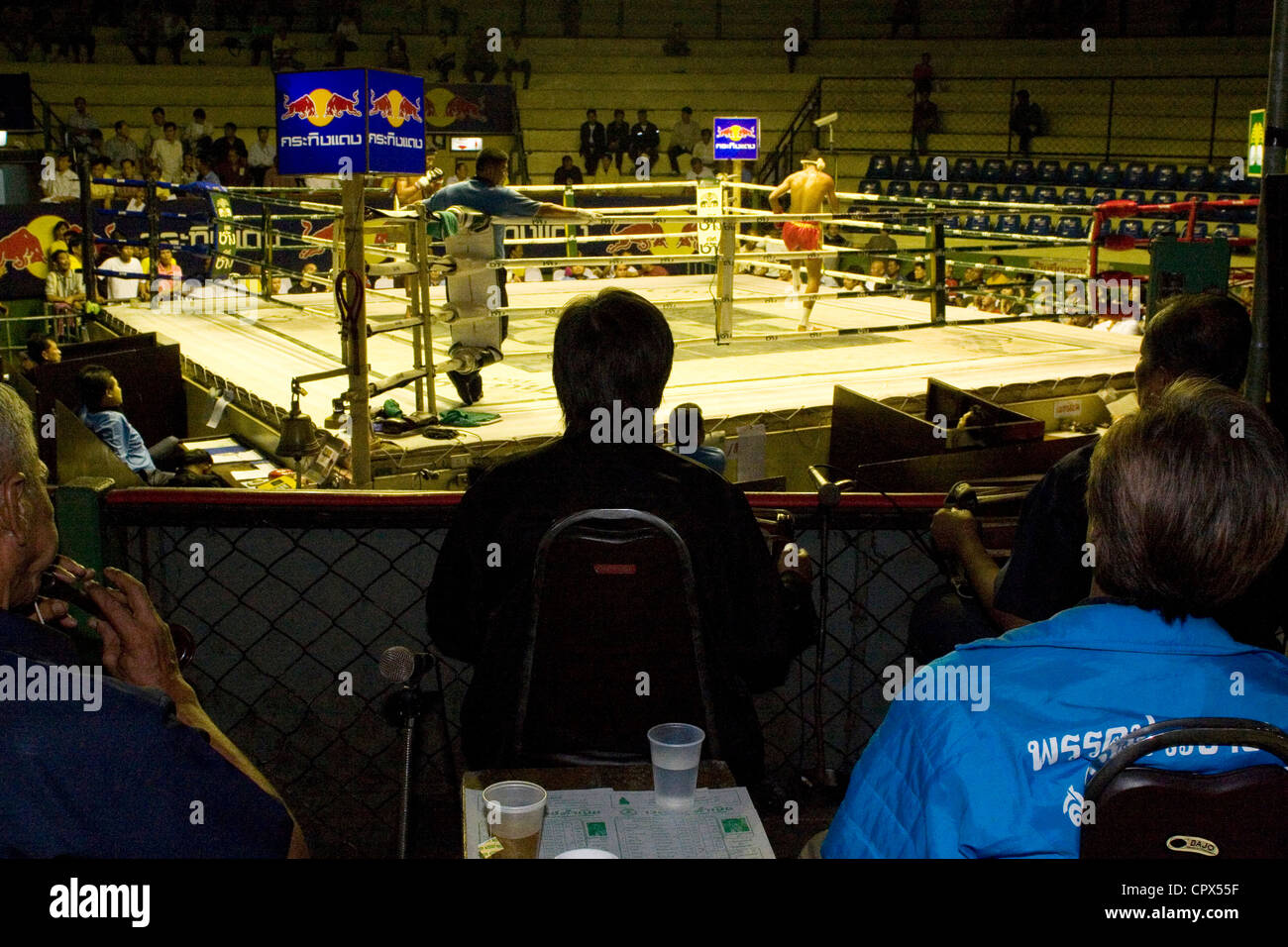 Le point de vue des musiciens ont du Muay Thai dans le Rajadamnern Stadium, Bangkok. Banque D'Images