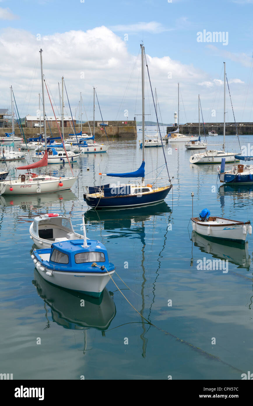 Bateaux du port de Penzance, l'eau de mer toujours calme réflexions. Banque D'Images