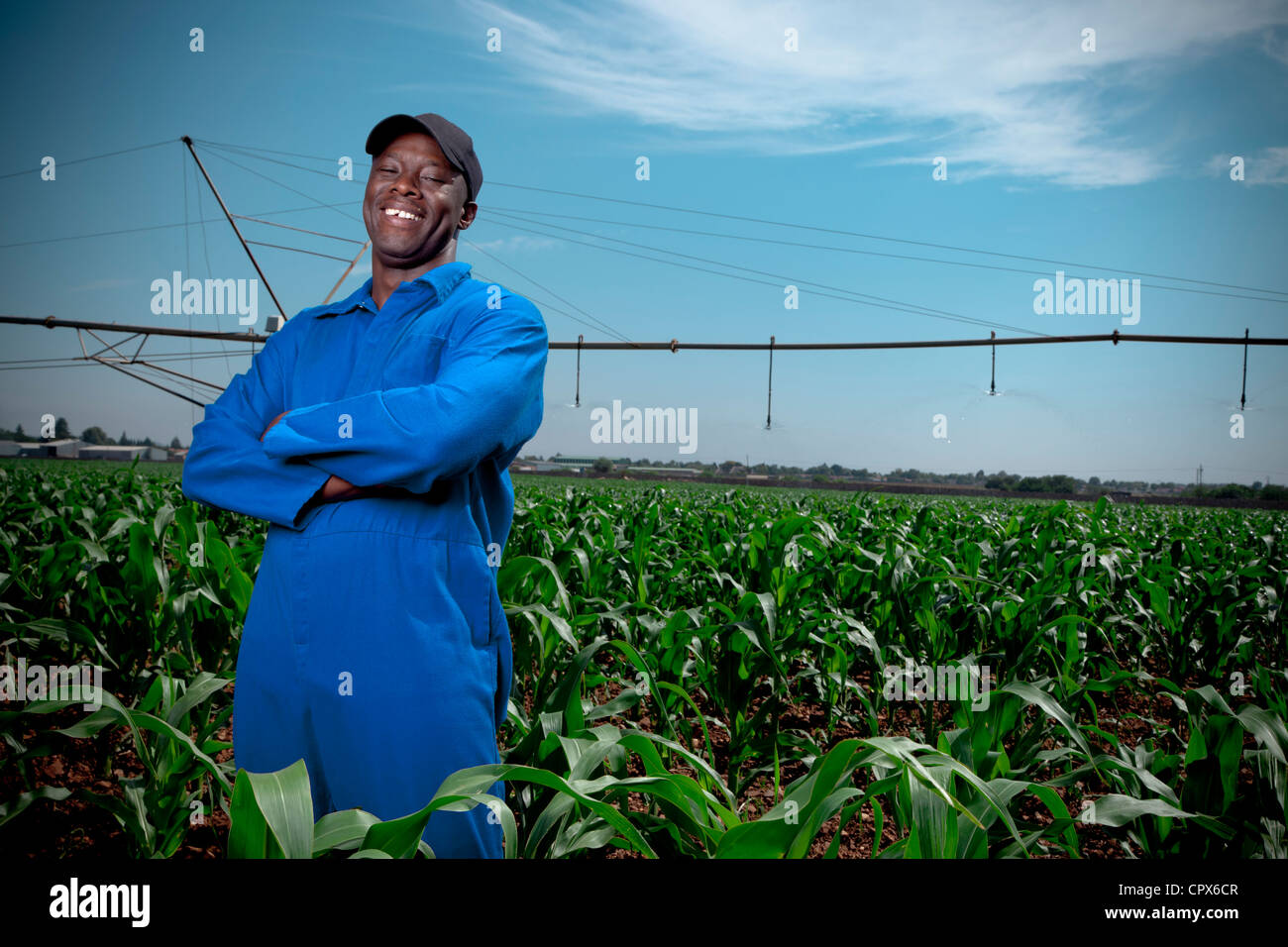 Travailleur agricole est noir en souriant un champ cultivé Banque D'Images