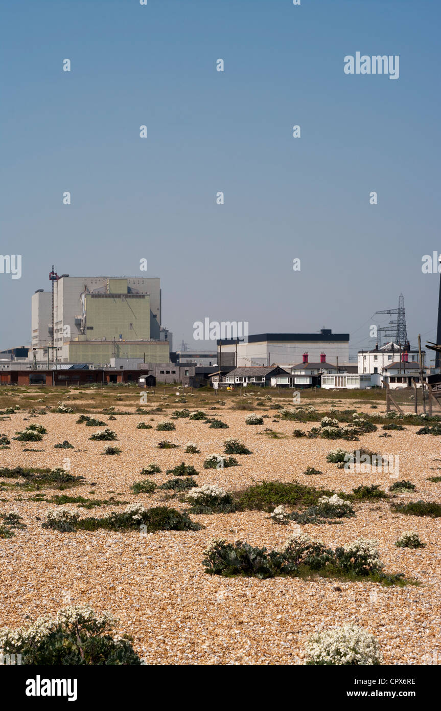 Centrale nucléaire de Dungeness Kent Uk vu à travers la brume de chaleur de l'été Banque D'Images
