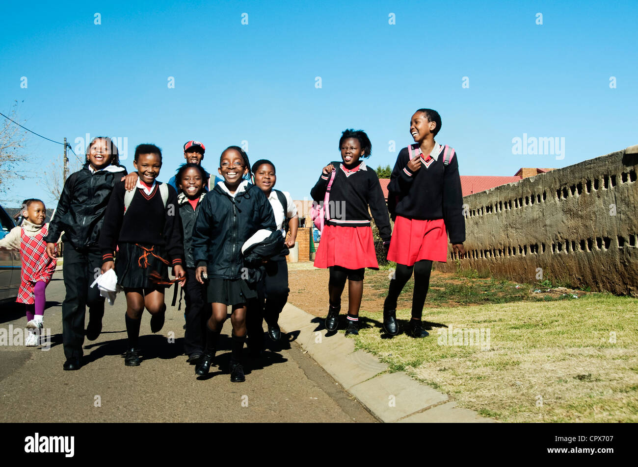 Un groupe d'enfants de l'école marche dans la rue Banque D'Images
