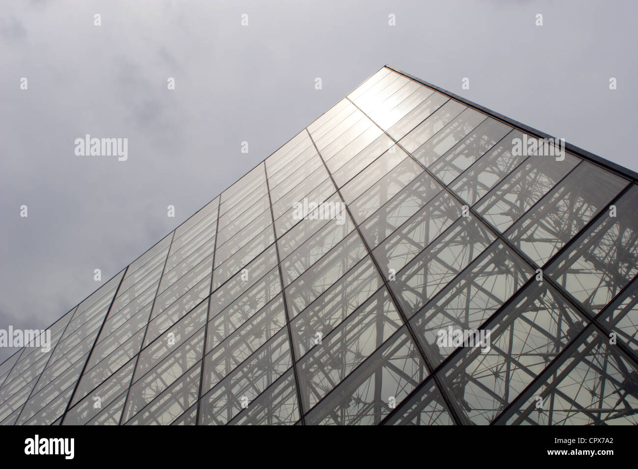 Louvre - pyramide de verre Banque D'Images