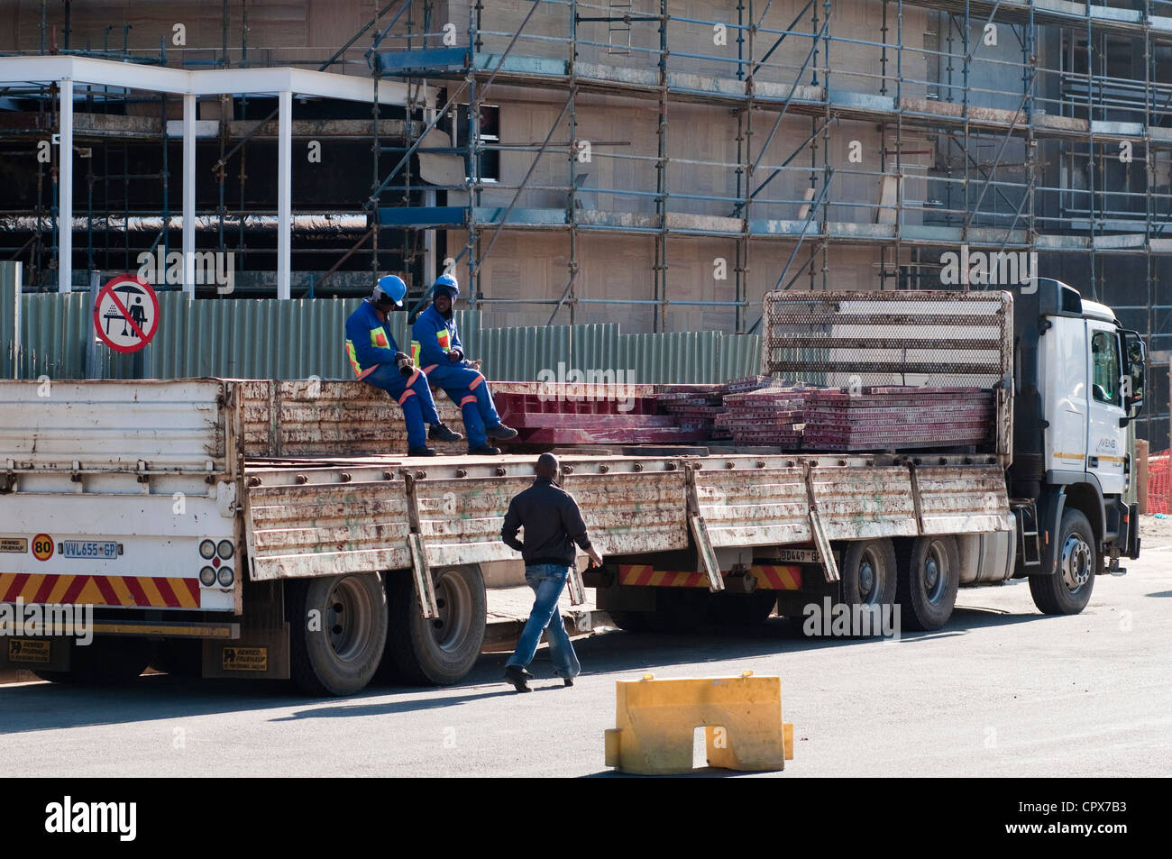 Les travailleurs de la construction assis sur un véhicule de construction, Sandton Banque D'Images