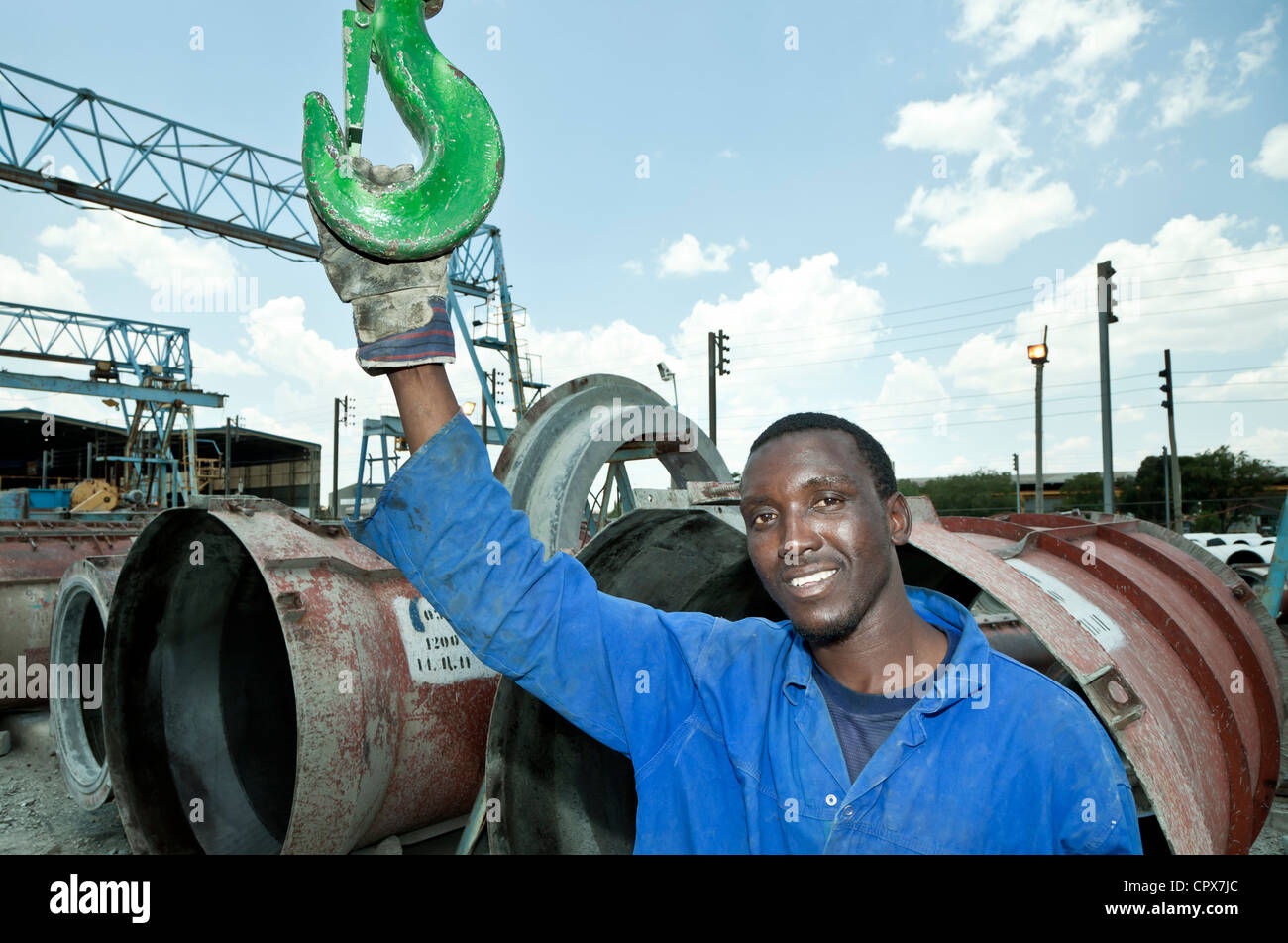 Travailleur d'usine noir est en construction yard smiling at camera Banque D'Images