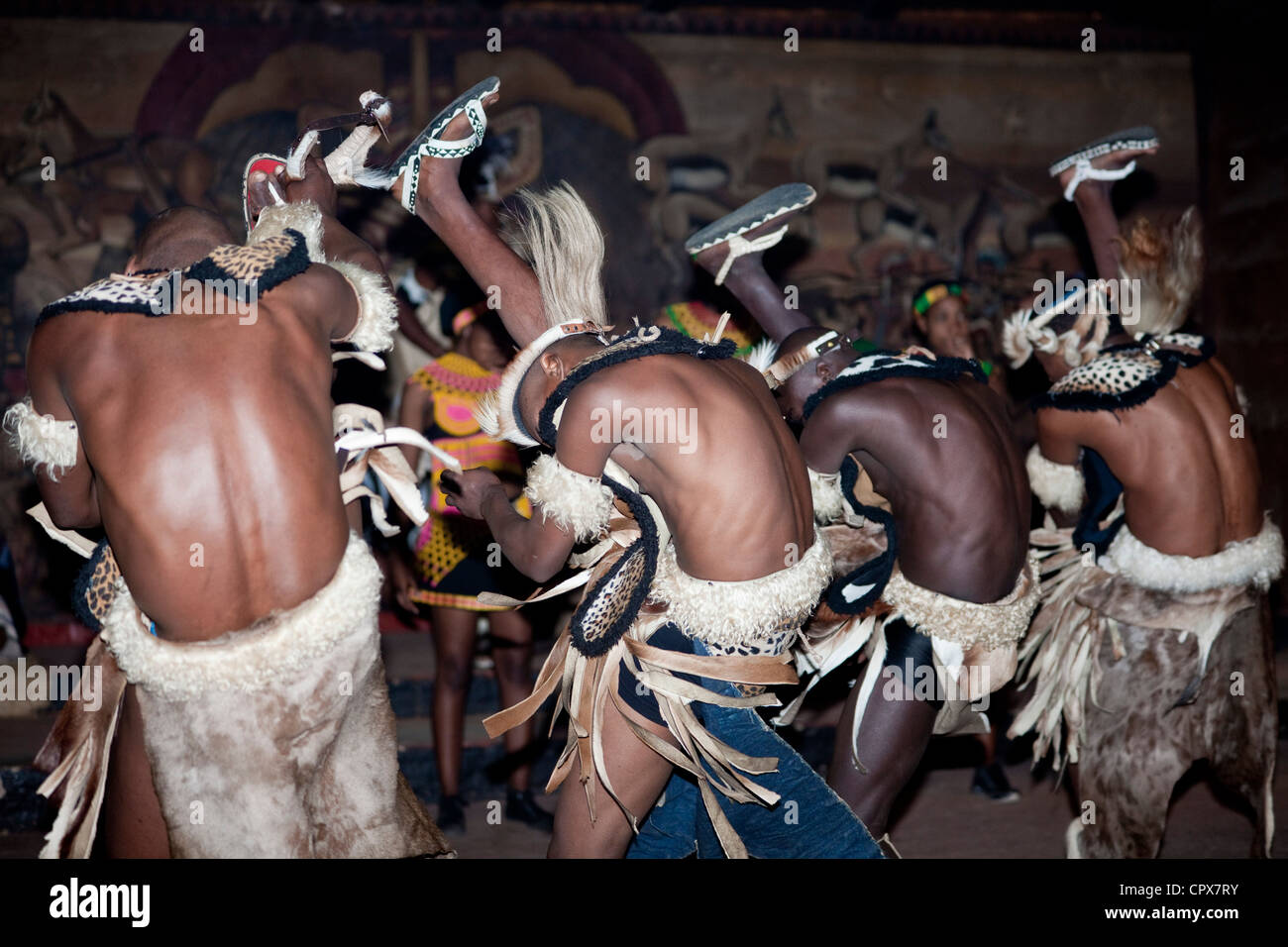 Une vue de derrière des danseurs traditionnels africains masculins Banque D'Images