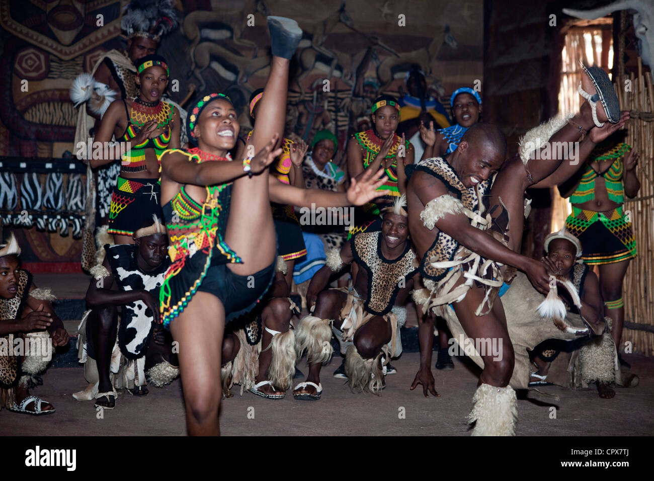 Un groupe de danse traditionnelle africaine Banque D'Images