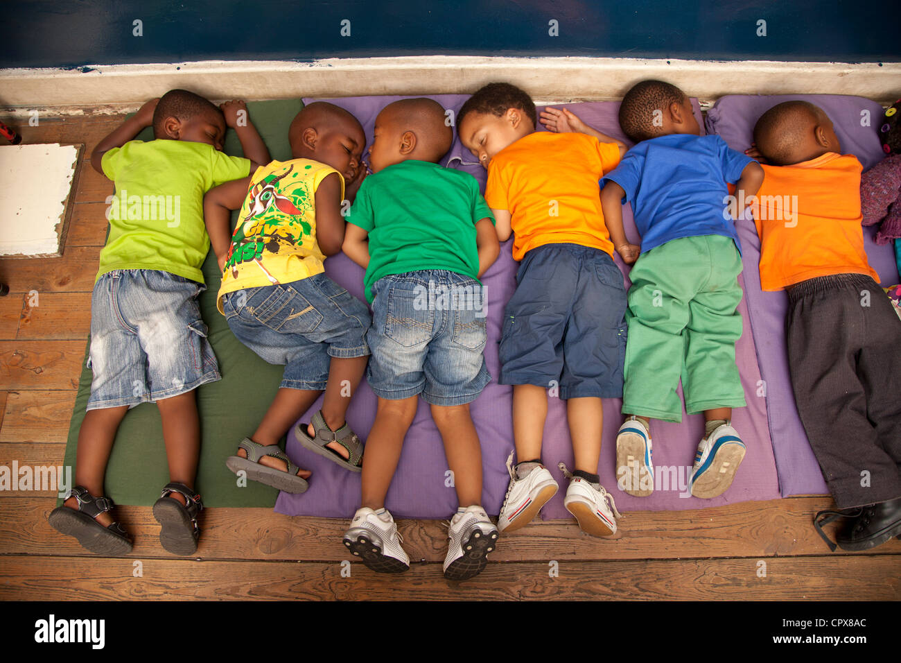 Groupe d'enfants sieste sur marbre Banque D'Images