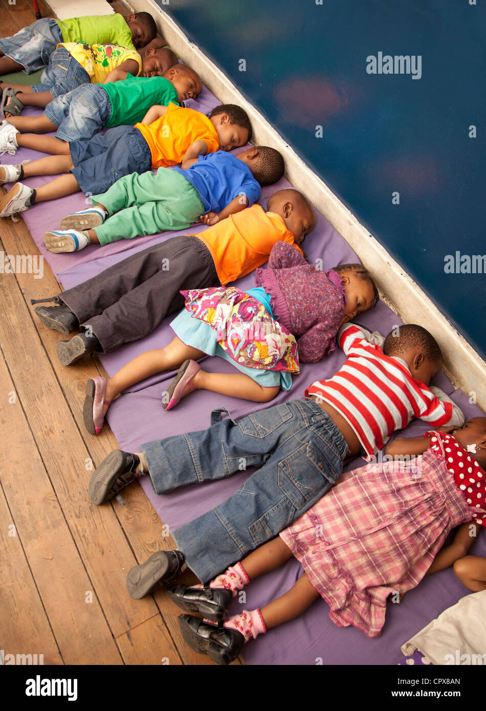 Groupe d'enfants sieste sur marbre Banque D'Images