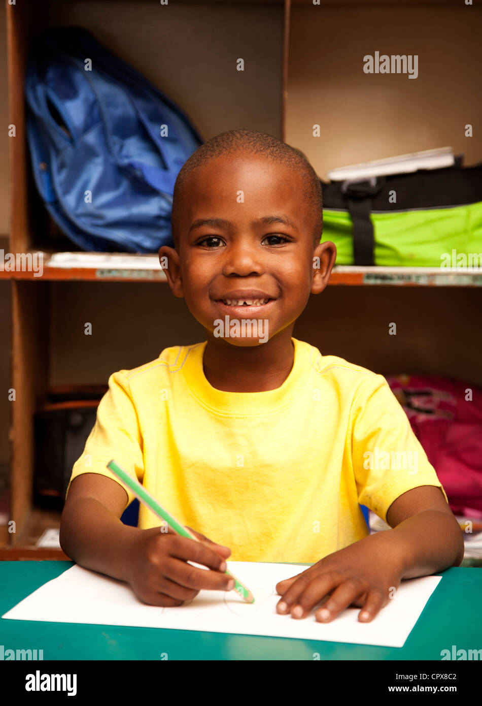 Dessin enfant sitting at desk Banque D'Images