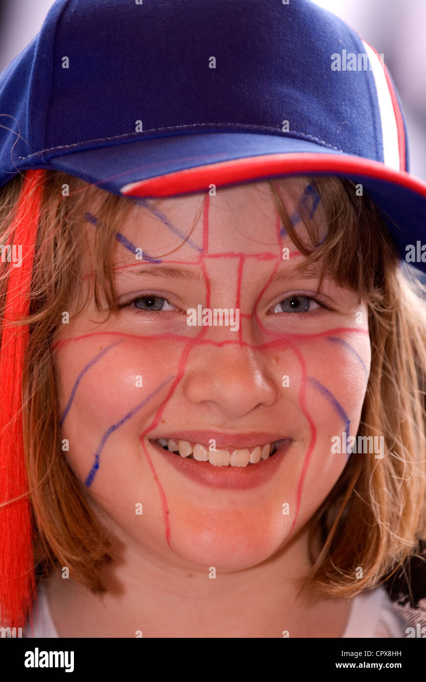 Jeune fille convenablement vêtue pour célébrer le Jubilé de diamant de la Reine, Rowledge Village, Surrey/Hampshire border Banque D'Images