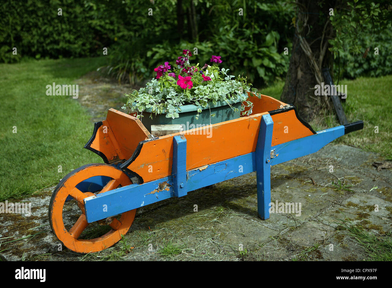 Brouette En Bois Orange Et Bleu Banque D'image Et Photos - Alamy