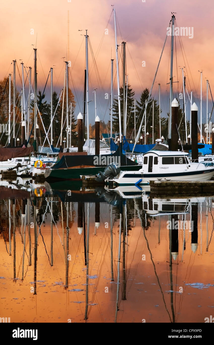 Un magnifique lever du soleil Ciel est reflétée dans l'eau à la Marina de Swantown à Olympia, Washington. Banque D'Images