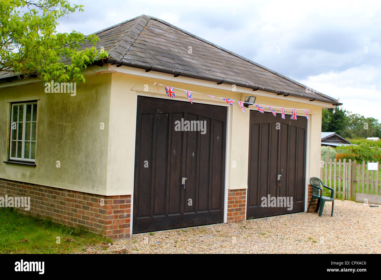 Garage double avec Union Jack flag bunting. Angleterre, Royaume-Uni Banque D'Images