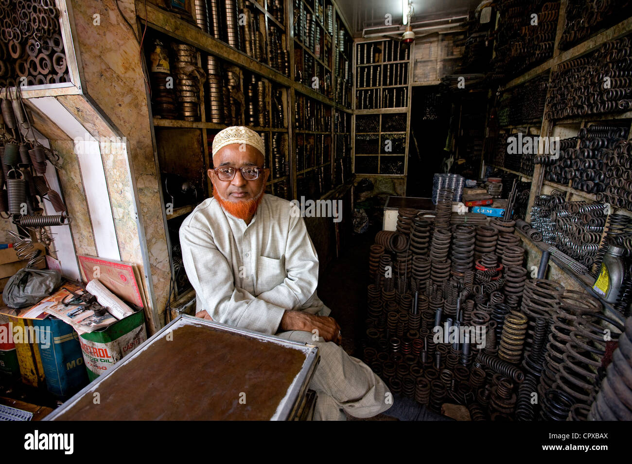 L'Inde, Delhi, quartier musulman près de la mosquée Jama Masjid, l'entreprise de pièces automobiles Banque D'Images