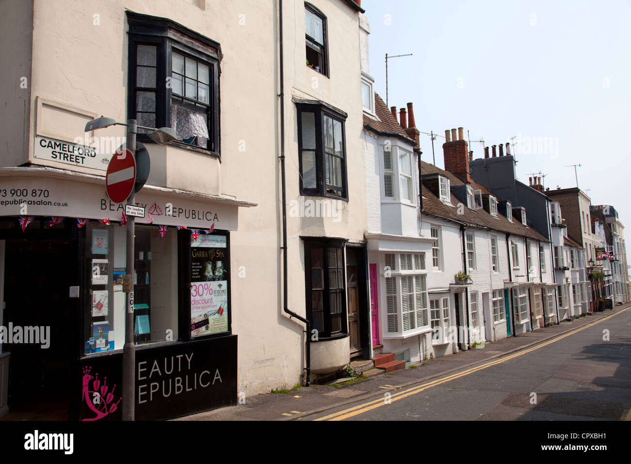 Rangée de maisons en terrasse sur la rue Camelford dans Kemp Town - Brighton - UK Banque D'Images