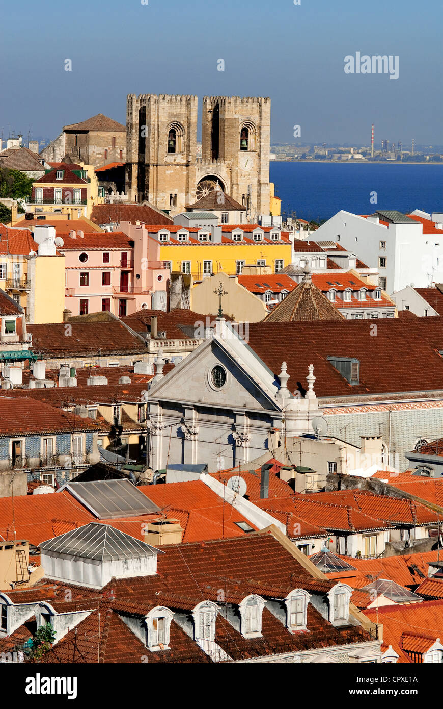 Portugal, Lisbonne, quartier de Baixa, Alfama, La Cathédrale Se patriarcal et Tage vu de l'Elevador de Santa Justa Banque D'Images