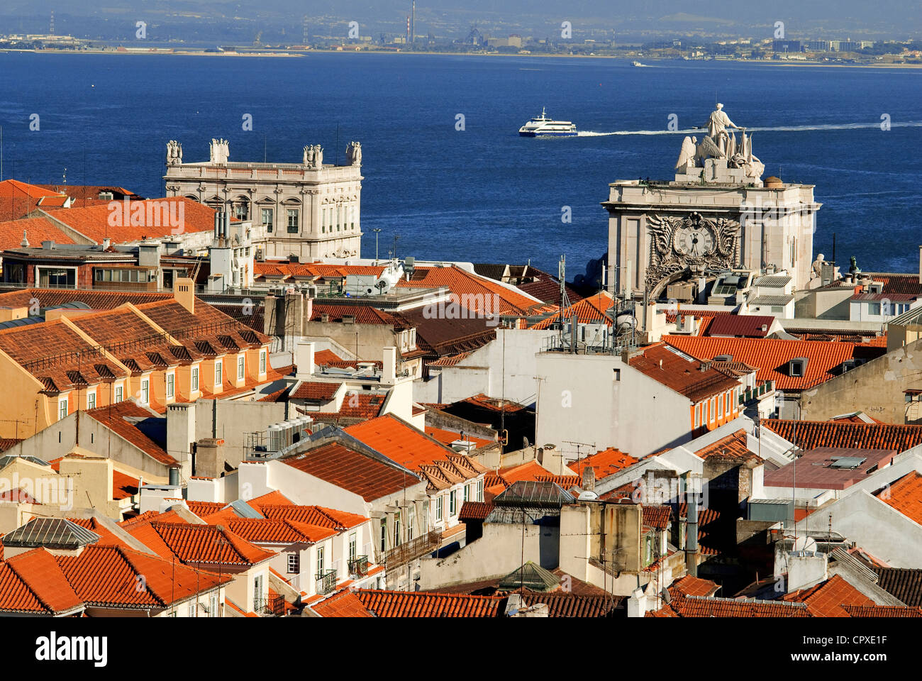 Portugal, Lisbonne, quartier de Baixa et Tage vu de l'Elevador de Santa Justa Banque D'Images