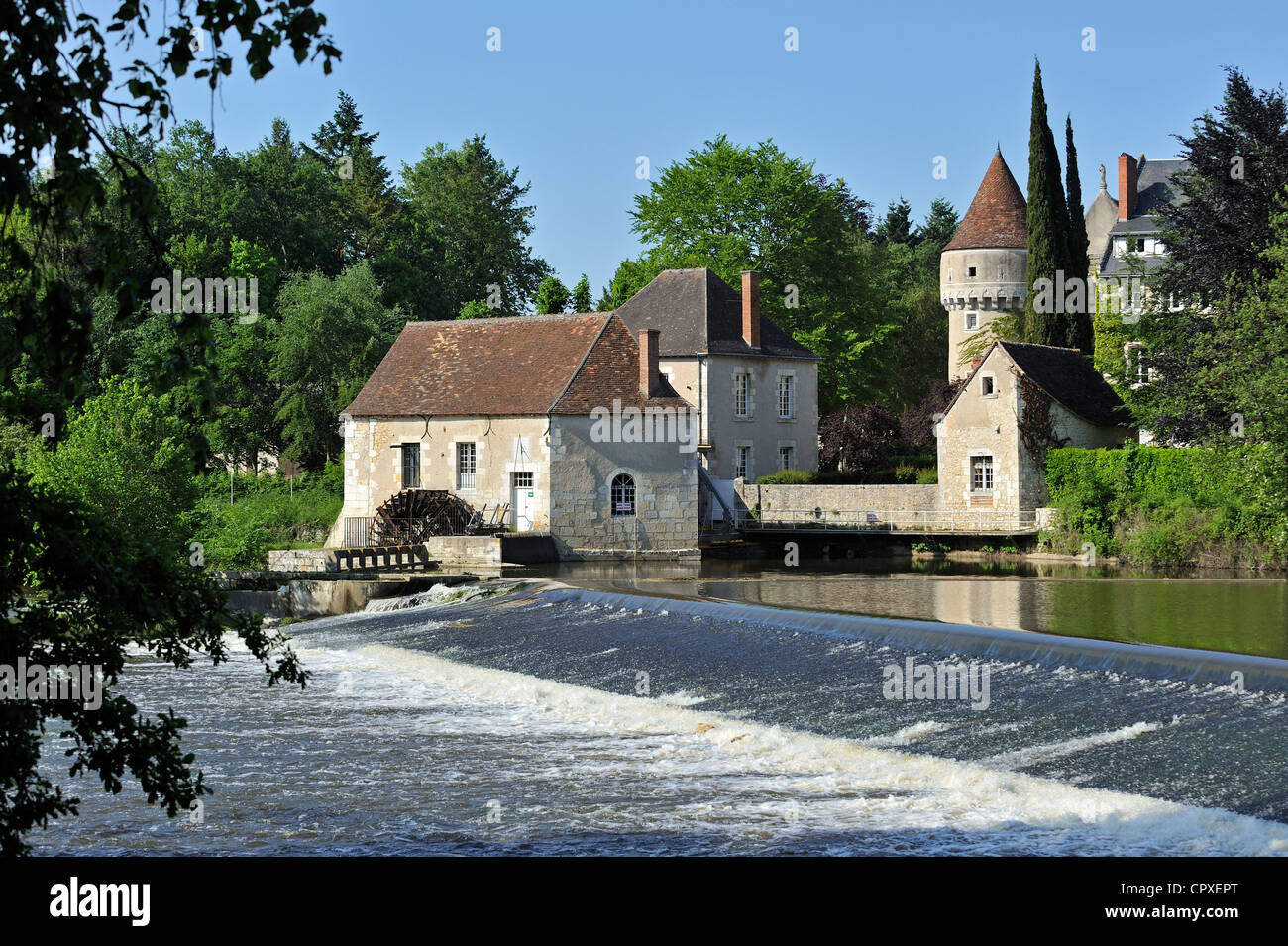 Moulin de l'abbaye Abbaye Notre-Dame de fontgombault, monastère bénédictin au bord de la rivière creuse, Indre, France Banque D'Images