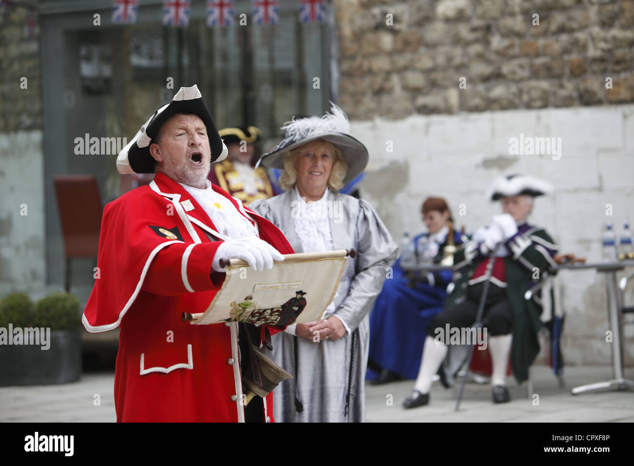 Les crieurs publics en concurrence dans un concours national de crieur public pour célébrer le Jubilé de diamant de la reine Elizabeth II au château d'Oxford, UK Banque D'Images